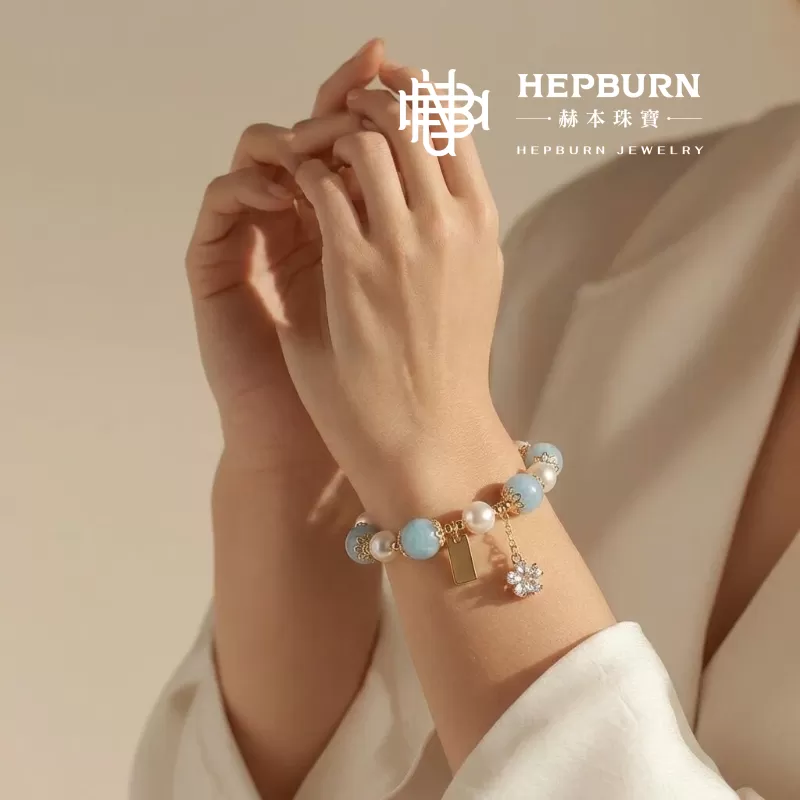 【赫本珠寶】設計款-海藍定心・海藍寶貝珠英文牌手鍊,喉輪平衡,氣質穿搭,療癒水晶,能量飾品,溫柔守護