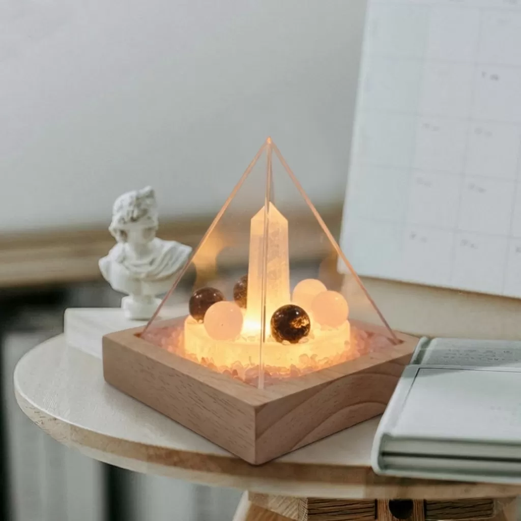 【赫本珠寶】 水晶能量金字塔擺件｜水晶柱核心・七星陣結構,居家美學,能量匯聚,天然水晶,冥想輔助,磁場穩定