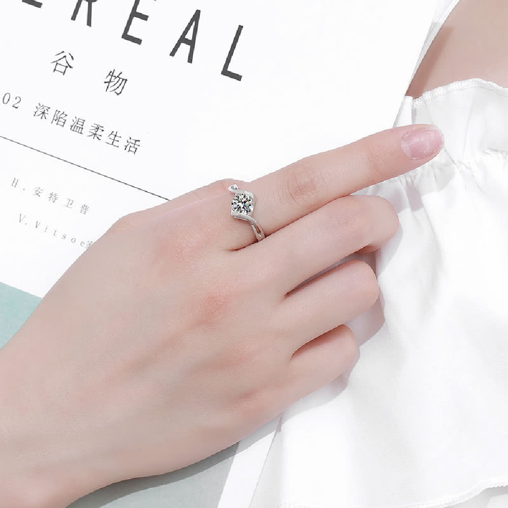 【赫本珠寶】925純銀銀飾《牽軌相擁》(50分 精工高品質 莫桑鑽 戒指 求婚 告白 鑽戒 ）,QueenDom,告白鑽戒,求婚戒指,50分莫桑鑽,莫桑鑽戒指