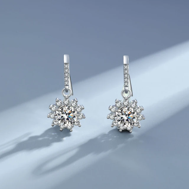 【赫本珠寶】S925 經典圓包 氣質耳釘《瑰彩星幻之石》（莫桑石 莫桑鑽 耳釘 鑽石 飾品 浪漫項鍊 訂婚耳飾）,D037,【赫本珠寶】S925經典圓包氣質耳釘《瑰彩星幻之石》（莫桑石莫桑鑽耳釘鑽石飾品浪漫項鍊訂婚耳飾）,命中注定就是你1克拉,所有商品,赫本珠寶