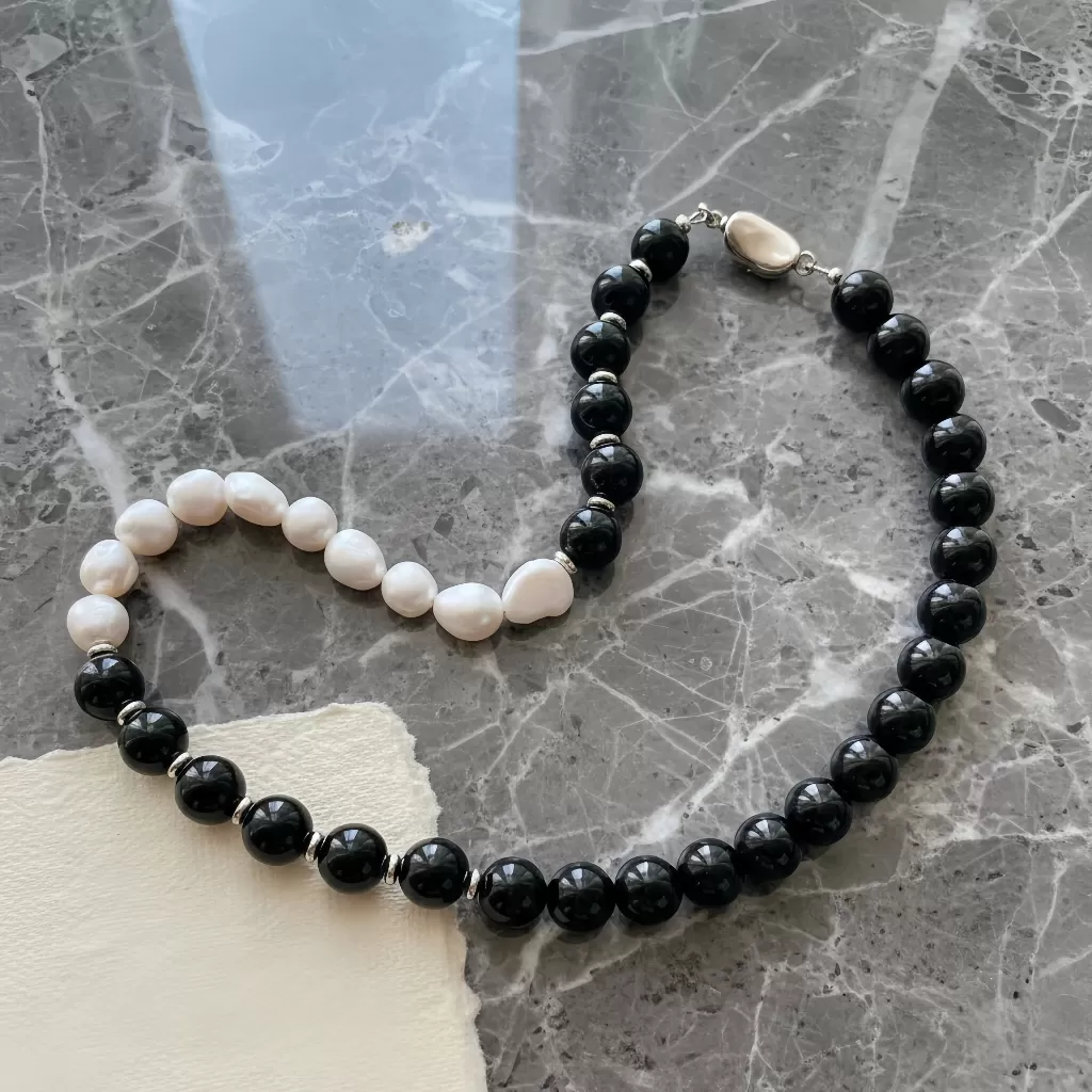 【赫本珠寶】夜光序曲 · 巴洛克淡水珍珠黑瑪瑙鎖骨鍊,法式高級感,現代設計款,能量防護,隨形珍珠,黑白穿搭