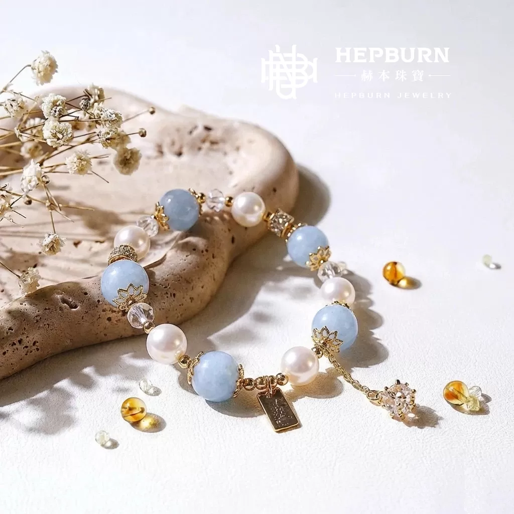 【赫本珠寶】設計款-海藍定心・海藍寶貝珠英文牌手鍊,喉輪平衡,氣質穿搭,療癒水晶,能量飾品,溫柔守護
