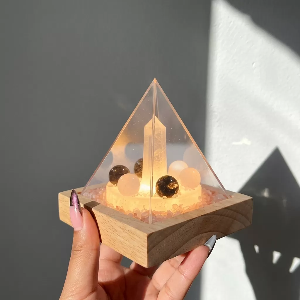 【赫本珠寶】 水晶能量金字塔擺件｜水晶柱核心・七星陣結構,居家美學,能量匯聚,天然水晶,冥想輔助,磁場穩定