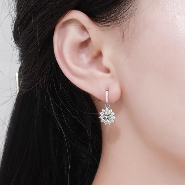 【赫本珠寶】S925 經典圓包 氣質耳釘《瑰彩星幻之石》（莫桑石 莫桑鑽 耳釘 鑽石 飾品 浪漫項鍊 訂婚耳飾）,D037,【赫本珠寶】S925經典圓包氣質耳釘《瑰彩星幻之石》（莫桑石莫桑鑽耳釘鑽石飾品浪漫項鍊訂婚耳飾）,命中注定就是你1克拉,所有商品,赫本珠寶