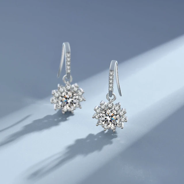 【赫本珠寶】S925 經典圓包 氣質耳釘《瑰彩星幻之石》（莫桑石 莫桑鑽 耳釘 鑽石 飾品 浪漫項鍊 訂婚耳飾）,D037,【赫本珠寶】S925經典圓包氣質耳釘《瑰彩星幻之石》（莫桑石莫桑鑽耳釘鑽石飾品浪漫項鍊訂婚耳飾）,命中注定就是你1克拉,所有商品,赫本珠寶