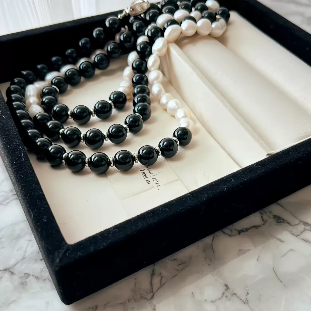 【赫本珠寶】夜光序曲 · 巴洛克淡水珍珠黑瑪瑙鎖骨鍊,法式高級感,現代設計款,能量防護,隨形珍珠,黑白穿搭