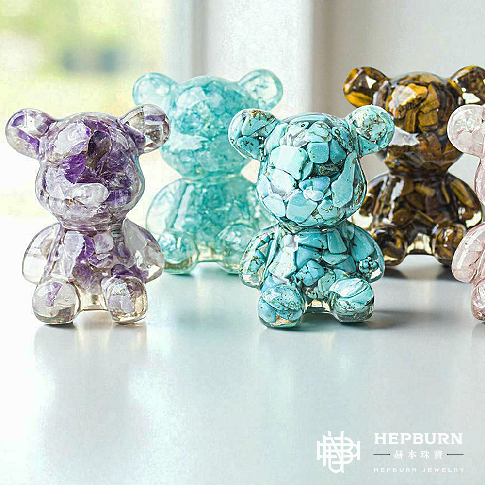 【赫本珠寶】奧剛水晶小碎石坐姿抱抱熊能量擺飾-(白)蛋白石｜10月生日石｜天蠍座,療癒擺件,正能量飾品,幸福手工藝,戀愛守護,靈性飾品