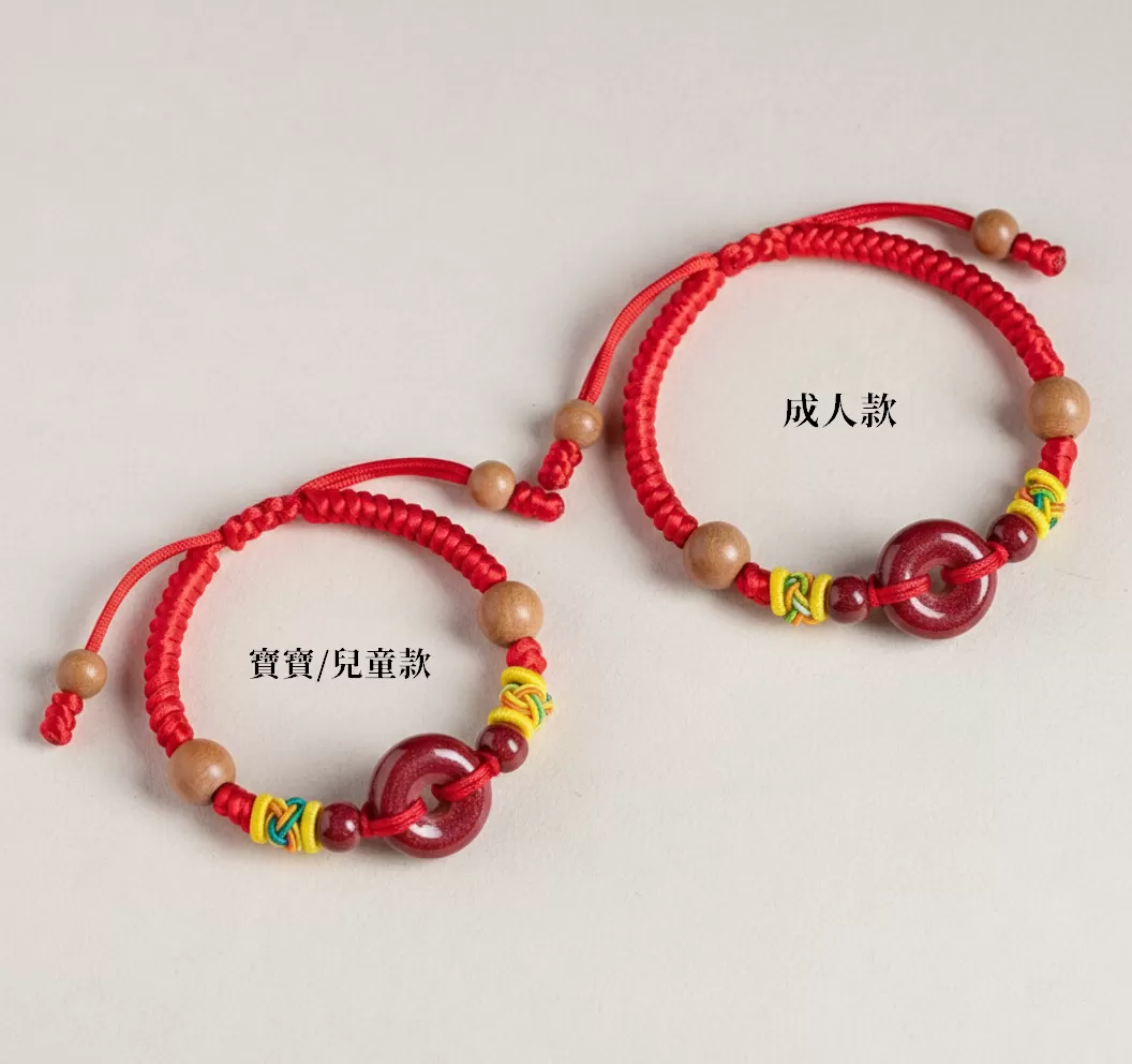 【赫本珠寶】硃砂平安扣紅繩手鍊｜桃木點綴・手工編繩,傳統美學,守護平安,化解太歲,避邪開運,手工編繩