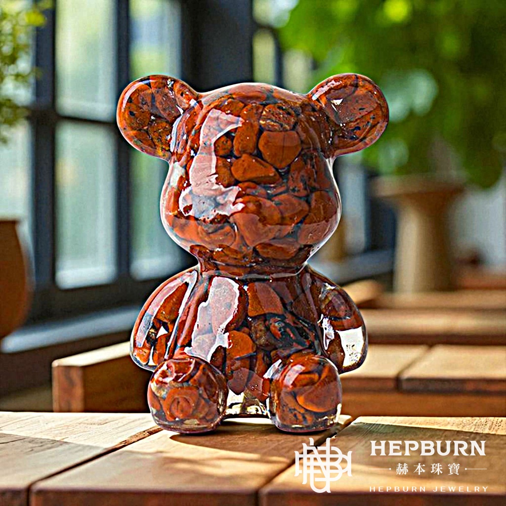 【赫本珠寶】奧剛水晶小碎石坐姿抱抱熊能量擺飾-(紅)南紅｜4月生日石｜金牛座,創意靈感,靈性飾品,健康能源,情緒穩定,招財手鍊