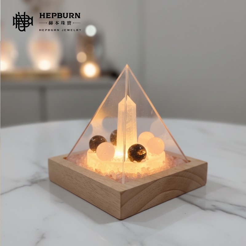 【赫本珠寶】 水晶能量金字塔擺件｜水晶柱核心・七星陣結構