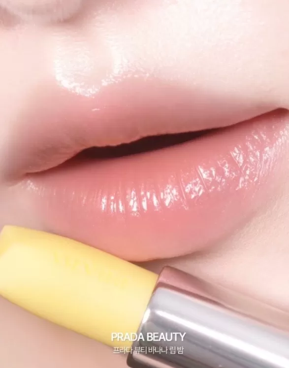 Prada經典潤唇膏 妄甜香蕉U002  1.3g,U60520006,Prada經典潤唇膏妄甜香蕉U0021.3g,自然水光,所有商品,美妝保養專區