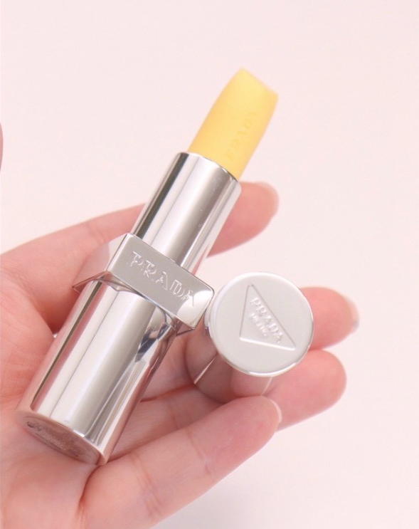 Prada經典潤唇膏 妄甜香蕉U002  1.3g,U60520006,Prada經典潤唇膏妄甜香蕉U0021.3g,自然水光,所有商品,美妝保養專區